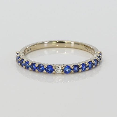 54 Bague en or blanc avec saphirs naturels et diamant 58 Facettes R009