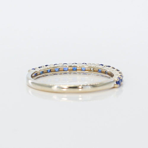 54 Bague en or blanc avec saphirs naturels et diamant 58 Facettes R009