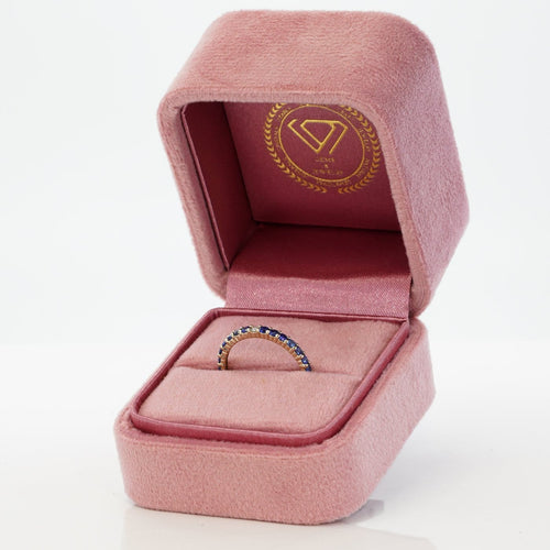 54 Bague en or blanc avec saphirs naturels et diamant 58 Facettes R009