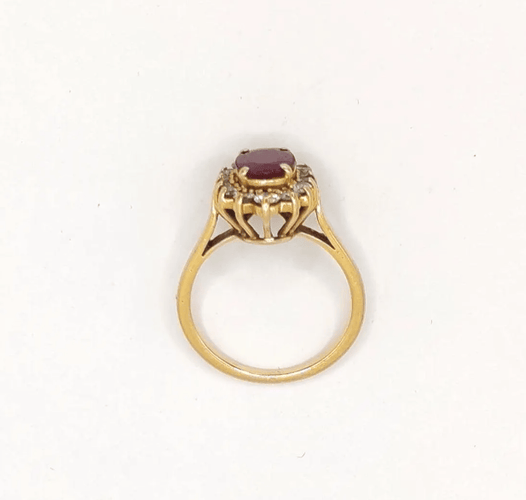Bague 50 Bague marquise en or jaune, rubis et diamants 58 Facettes 240
