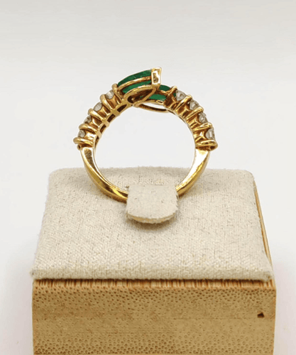 Bague 54 Bague en or jaune 18K avec émeraudes et diamants 58 Facettes 242