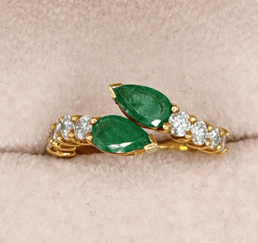 Bague 54 Bague en or jaune 18K avec émeraudes et diamants 58 Facettes 242