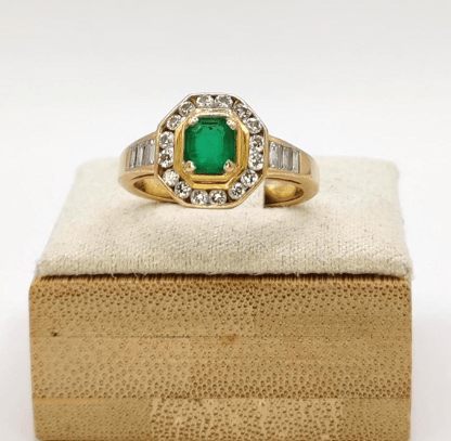 Bague 53 Bague en or jaune 18K, émeraude et diamants 58 Facettes 245