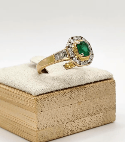Bague 53 Bague en or jaune 18K, émeraude et diamants 58 Facettes 245