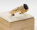 59 Bague jonc en or jaune, saphir et diamants 58 Facettes 244
