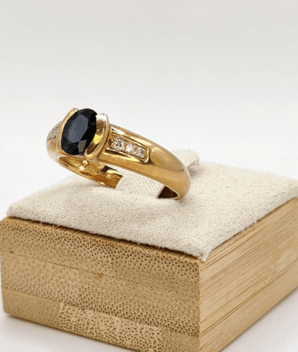 59 Bague jonc en or jaune, saphir et diamants 58 Facettes 244