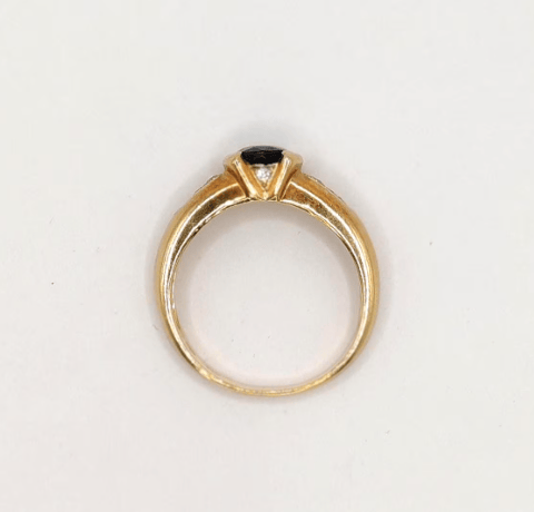 59 Bague jonc en or jaune, saphir et diamants 58 Facettes 244