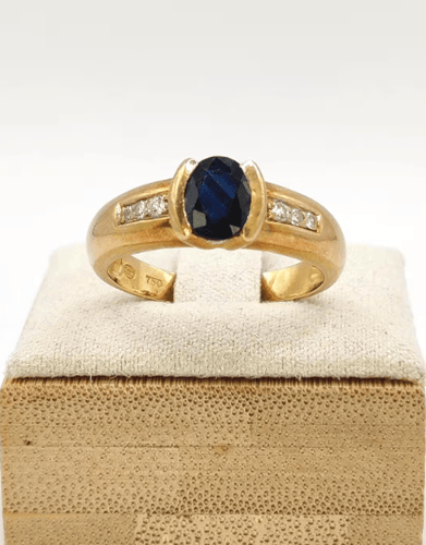 59 Bague jonc en or jaune, saphir et diamants 58 Facettes 244