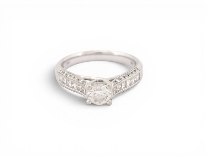 53 Bague solitaire en or blanc 18k et diamants 58 Facettes 275909