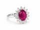 54 Bague entourage en or blanc, rubis et diamants 58 Facettes 32239