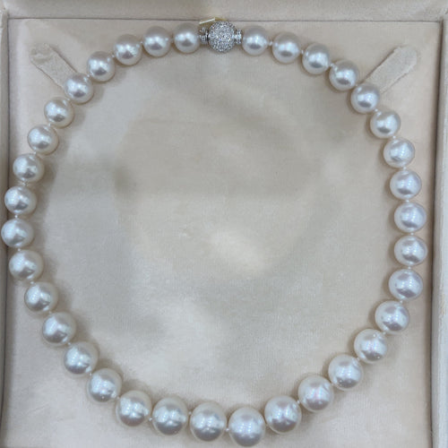 Collier Collier de perles blanches australiennes et diamants en or jaune 58 Facettes