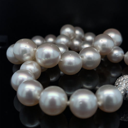 Collier Collier de perles blanches australiennes et diamants en or jaune 58 Facettes