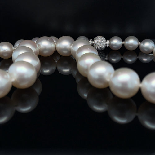 Collier Collier de perles blanches australiennes et diamants en or jaune 58 Facettes