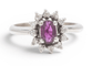 51 Bague en or blanc 18K avec rubis et diamants 58 Facettes E60