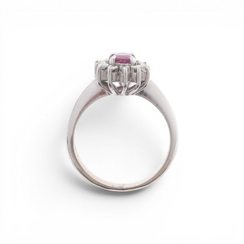 51 Bague en or blanc 18K avec rubis et diamants 58 Facettes E60