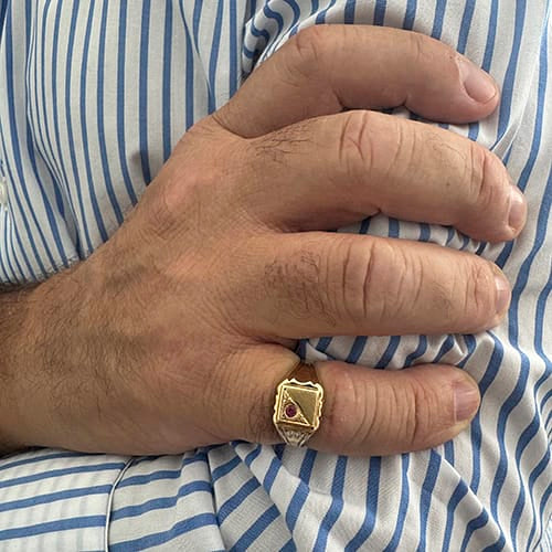 57 Chevalière homme en or jaune et rubis 58 Facettes 38245