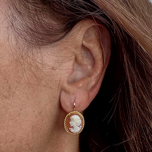Boucles d'oreilles camée en or jaune 58 Facettes 34892