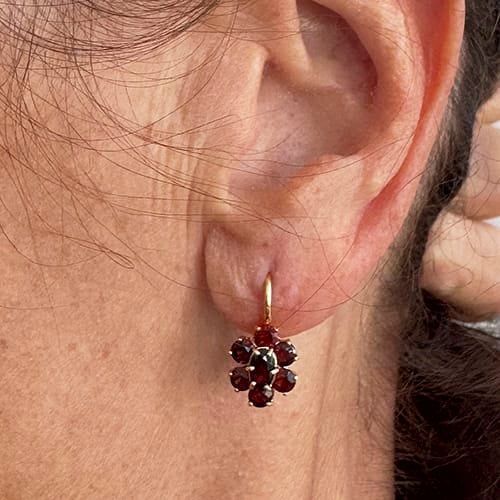 Boucles d'oreilles fleur en or jaune et grenats 58 Facettes 38480