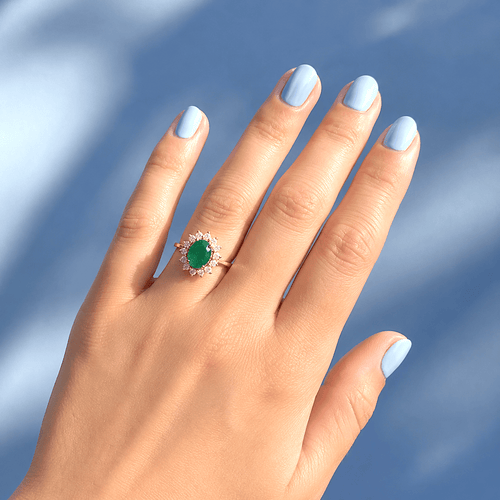 54.5 Bague marguerite en or jaune 18K, émeraude et diamants 58 Facettes 1790