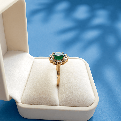 54.5 Bague marguerite en or jaune 18K, émeraude et diamants 58 Facettes 1790