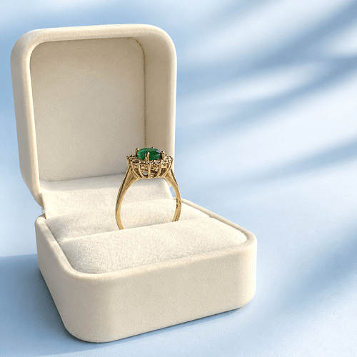 54.5 Bague marguerite en or jaune 18K, émeraude et diamants 58 Facettes 1790