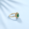 54.5 Bague marguerite en or jaune 18K, émeraude et diamants 58 Facettes 1790