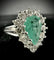 51 Bague en or blanc 18 carats, émeraude poire et diamants 58 Facettes Bague 5