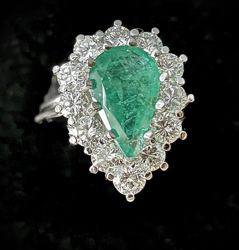 51 Bague en or blanc 18 carats, émeraude poire et diamants 58 Facettes Bague 5