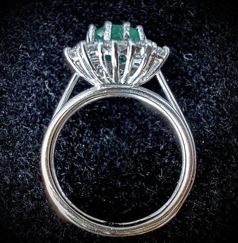 51 Bague en or blanc 18 carats, émeraude poire et diamants 58 Facettes Bague 5