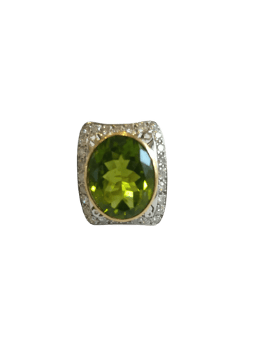 54 Bague cocktail en or jaune et blanc, péridot et diamants 58 Facettes 01374