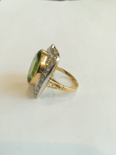 54 Bague cocktail en or jaune et blanc, péridot et diamants 58 Facettes 01374
