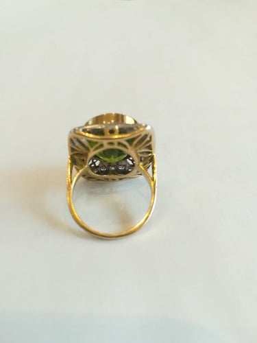 54 Bague cocktail en or jaune et blanc, péridot et diamants 58 Facettes 01374