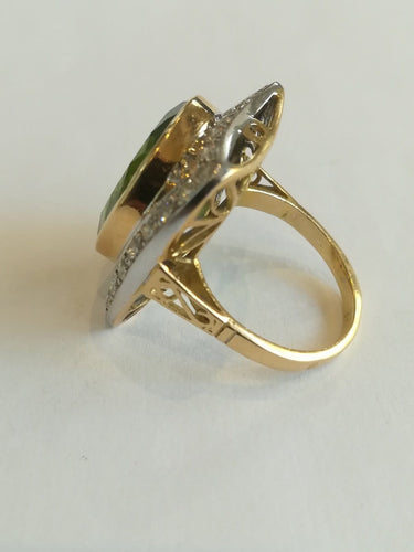 54 Bague cocktail en or jaune et blanc, péridot et diamants 58 Facettes 01374