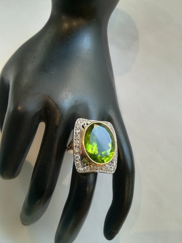 54 Bague cocktail en or jaune et blanc, péridot et diamants 58 Facettes 01374