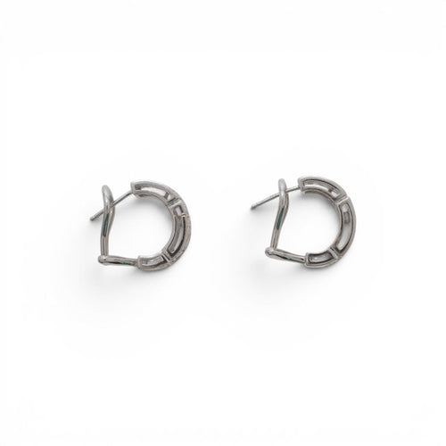 57 Parure géométrique - Bague et boucles d'oreilles en or blanc et diamants 58 Facettes E62
