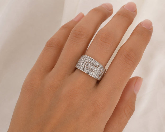 57 Parure géométrique - Bague et boucles d'oreilles en or blanc et diamants 58 Facettes E62