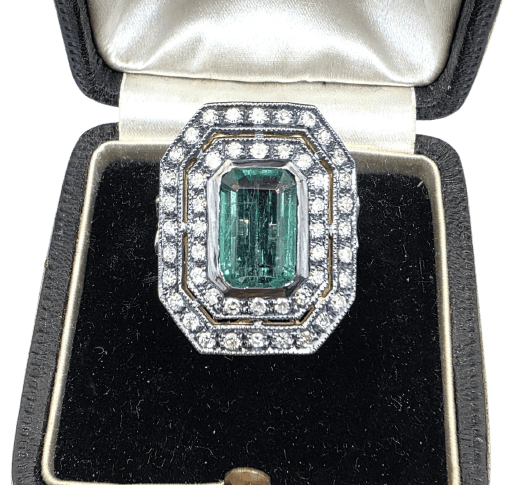 Bague en or jaune 18 kt avec émeraude et diamants