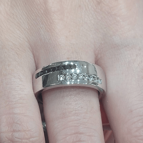 57 Bague en or blanc 18k, diamants et diamants noirs 58 Facettes S404