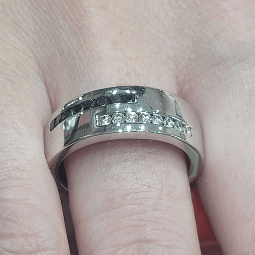 57 Bague en or blanc 18k, diamants et diamants noirs 58 Facettes S404