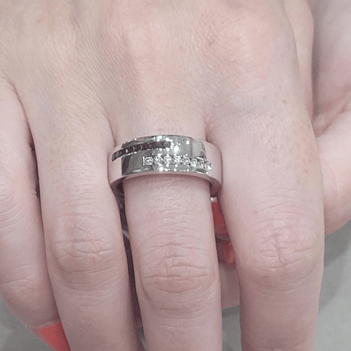 57 Bague en or blanc 18k, diamants et diamants noirs 58 Facettes S404