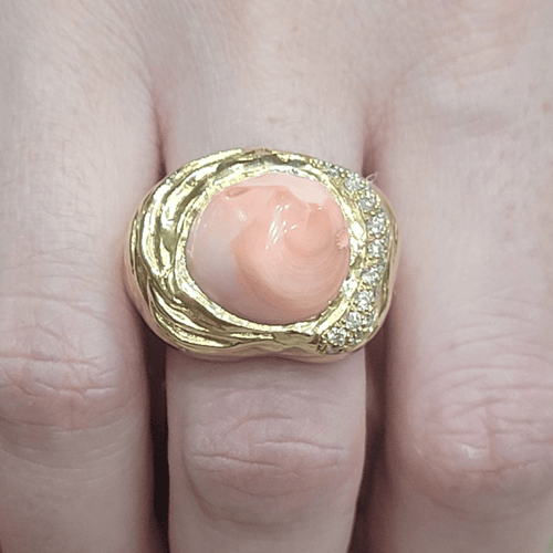 53 Bague en or 18k avec corail peau d’ange et diamants 58 Facettes T372