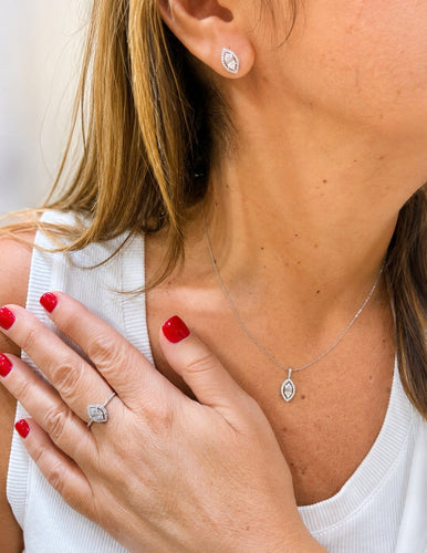 Parure - Bague, collier et boucles d'oreilles en or blanc et diamants 58 Facettes 90995-96-97-ac13127