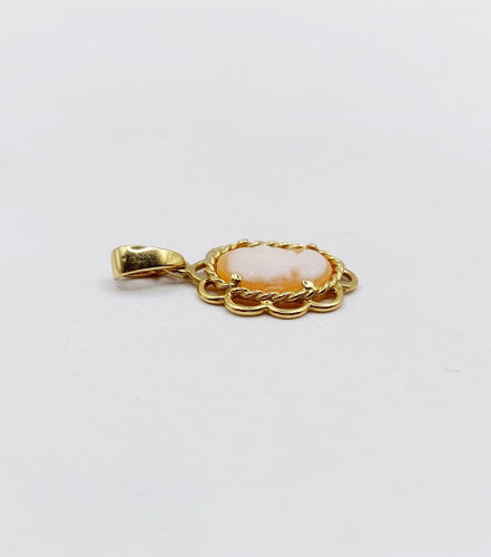 Pendentif vintage en or 18k et camée coquille 58 Facettes A07571