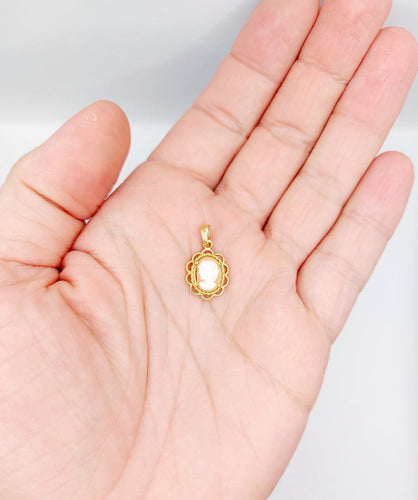 Pendentif vintage en or 18k et camée coquille 58 Facettes A07571