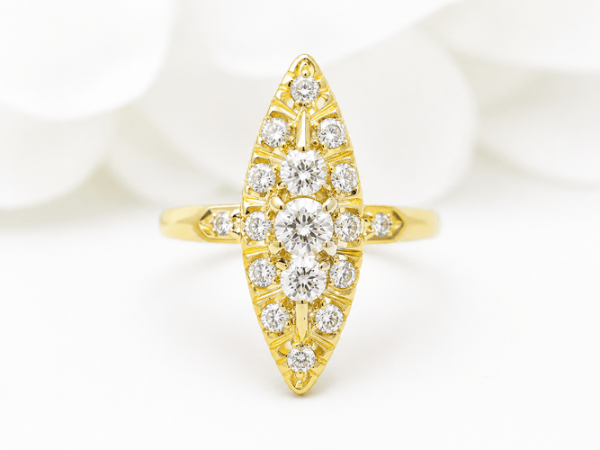 55.5 Bague marquise en or jaune et diamants 58 Facettes 33721