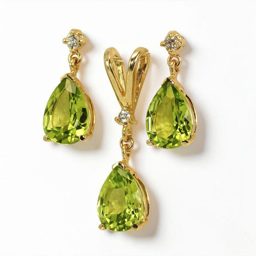 Parure boucles d'oreilles et pendentif en or jaune, péridots et diamants 58 Facettes S001