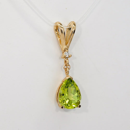 Parure boucles d'oreilles et pendentif en or jaune, péridots et diamants 58 Facettes S001
