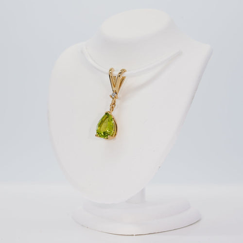Parure boucles d'oreilles et pendentif en or jaune, péridots et diamants 58 Facettes S001