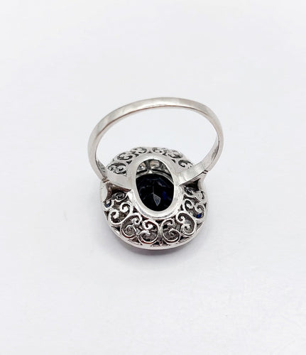 50 Bague pompadour Art déco en or blanc, saphir et diamants 58 Facettes A07580