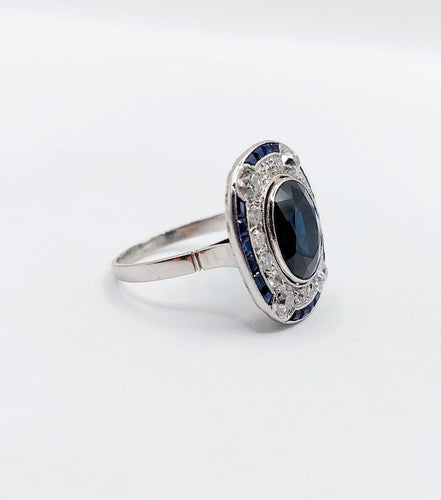 50 Bague pompadour Art déco en or blanc, saphir et diamants 58 Facettes A07580